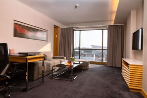 Suite | Área de sala de estar | Televisión LED de 40 pulgadas con canales vía satélite y televisión 