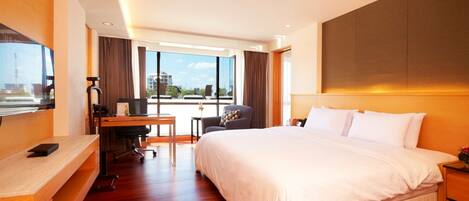 Piscine extérieure, parasols de plage, chaises longues