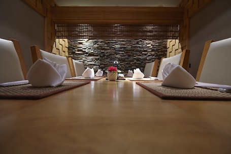 3 restaurantes, se sirve desayuno, cocina local e internacional