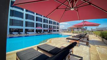 Piscina all'aperto, ombrelloni da piscina, lettini