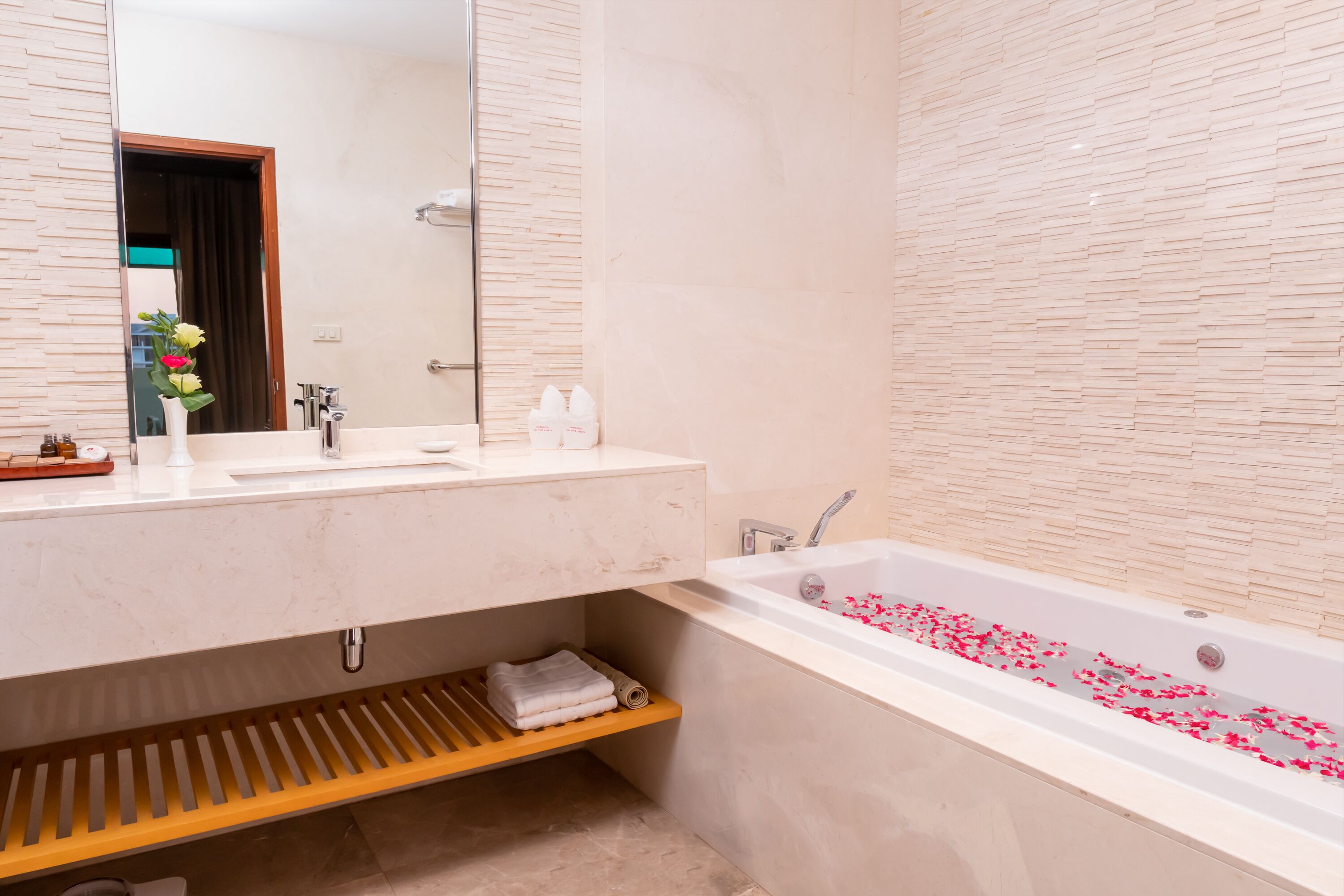 combined shower/bathtub, deep-soaking bathtub, free toiletries