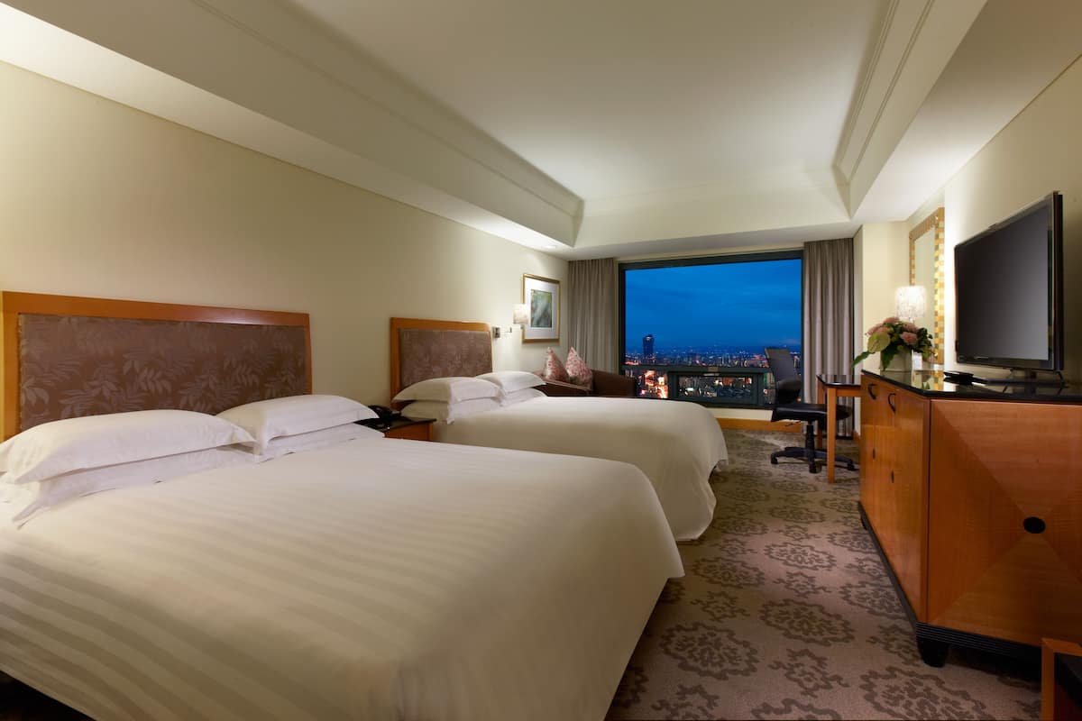 Premium bedding, down comforters, in-room safe, desk