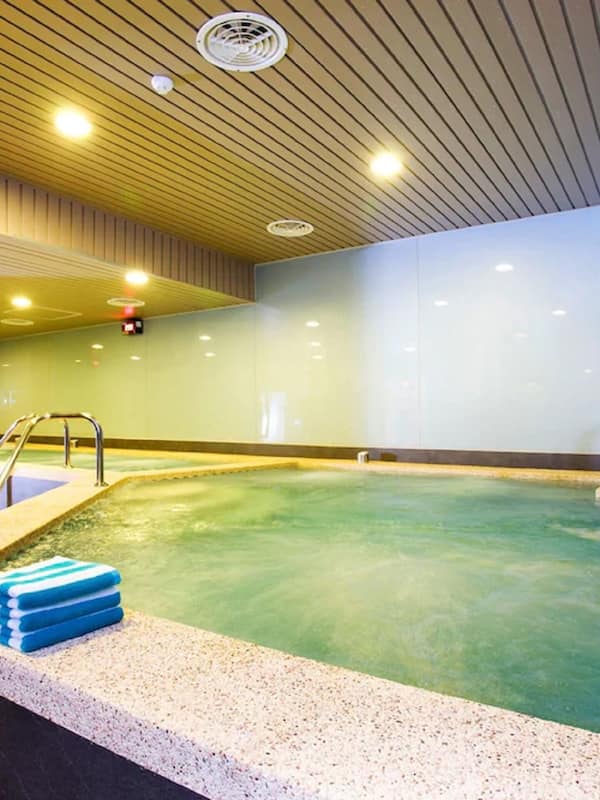 Couples treatment rooms, body treatments, aromatherapy, body wraps