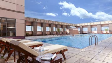 Piscina a l'aire lliure i gandules