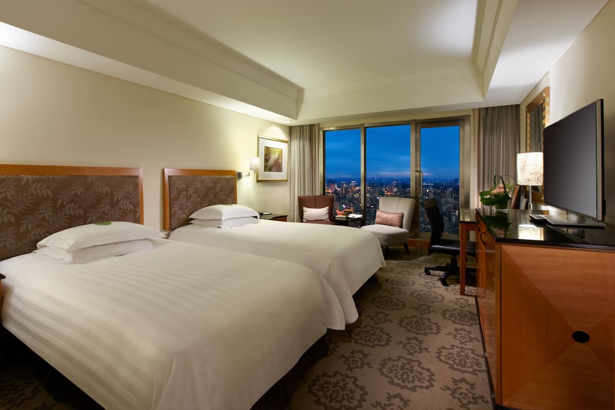 premium bedding, down duvets, in-room safe, desk