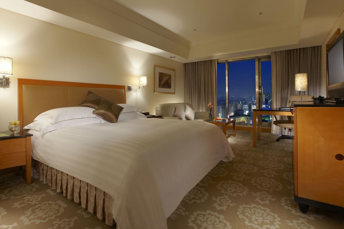 premium bedding, down duvets, in-room safe, desk