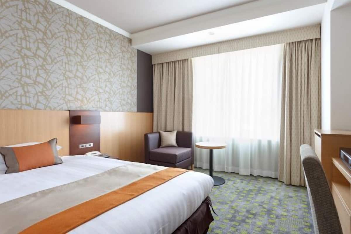 Premium bedding, in-room safe, blackout curtains, iron/ironing board
