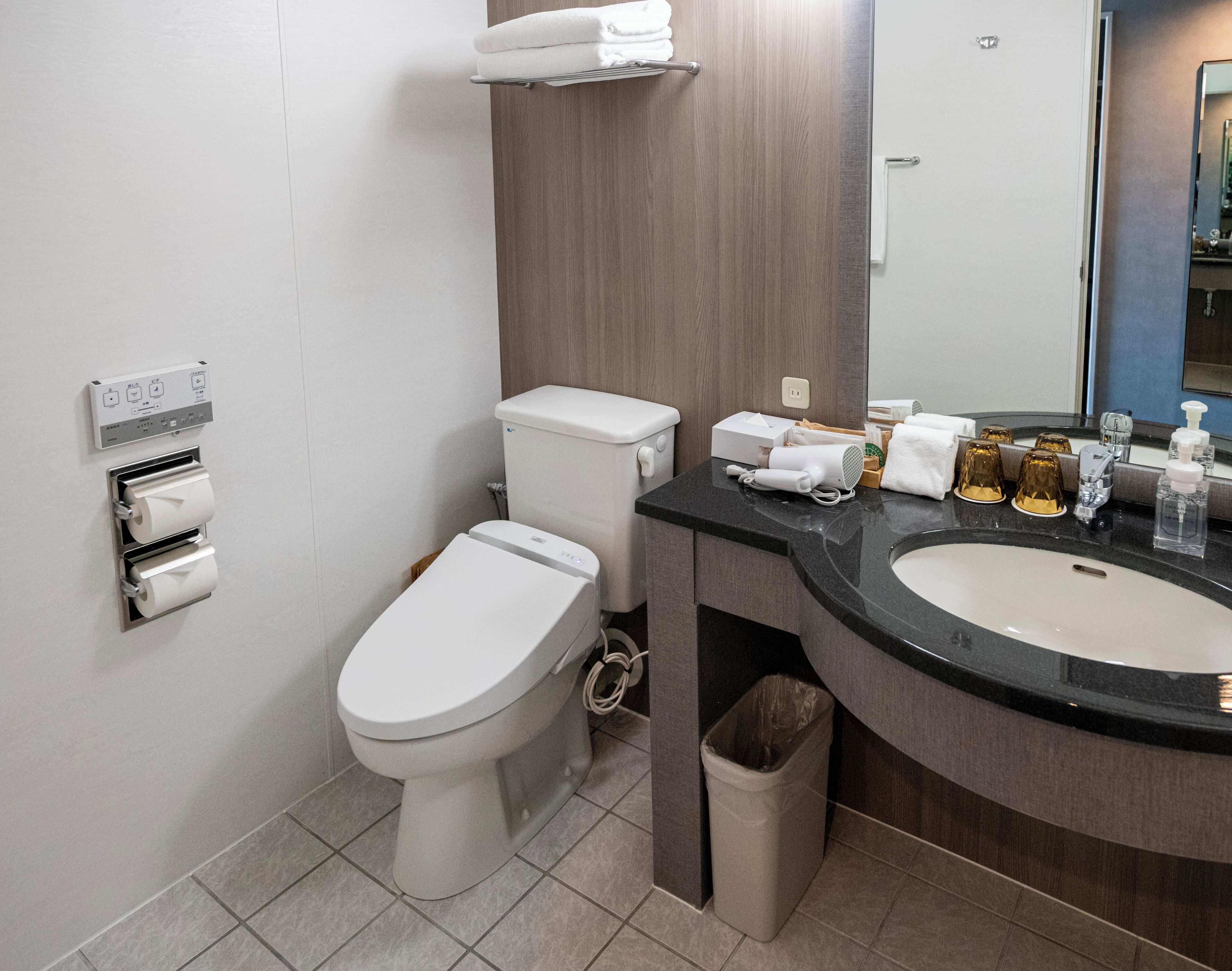 excel twin non-smoking, 21 - 24f | bathroom | combined shower/bathtub, deep-soaking bathtub, free toiletries