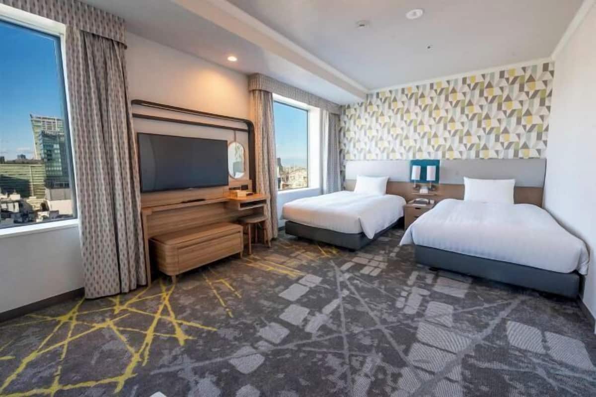 Premium bedding, in-room safe, blackout drapes, iron/ironing board