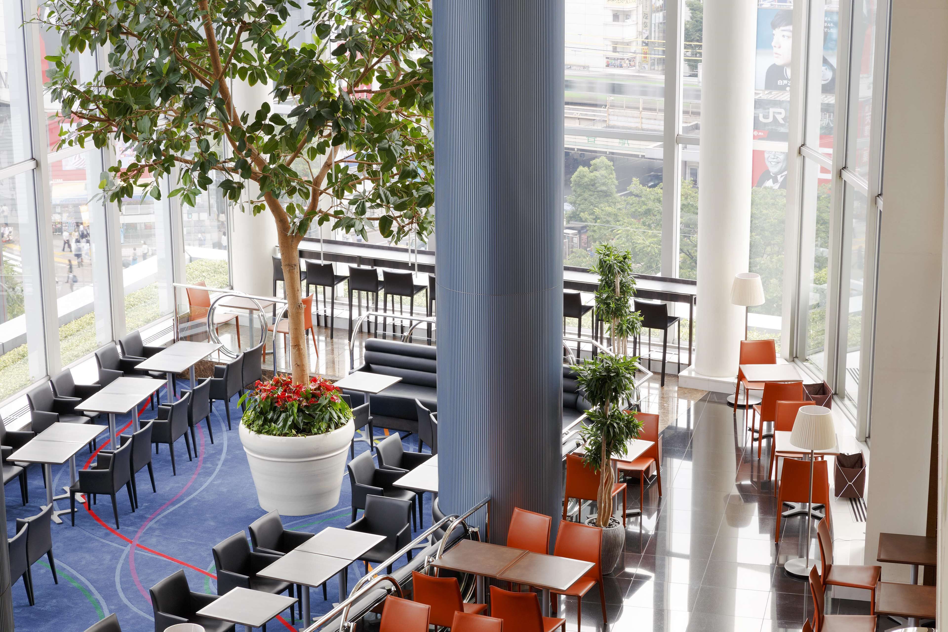 2 restaurants, breakfast served