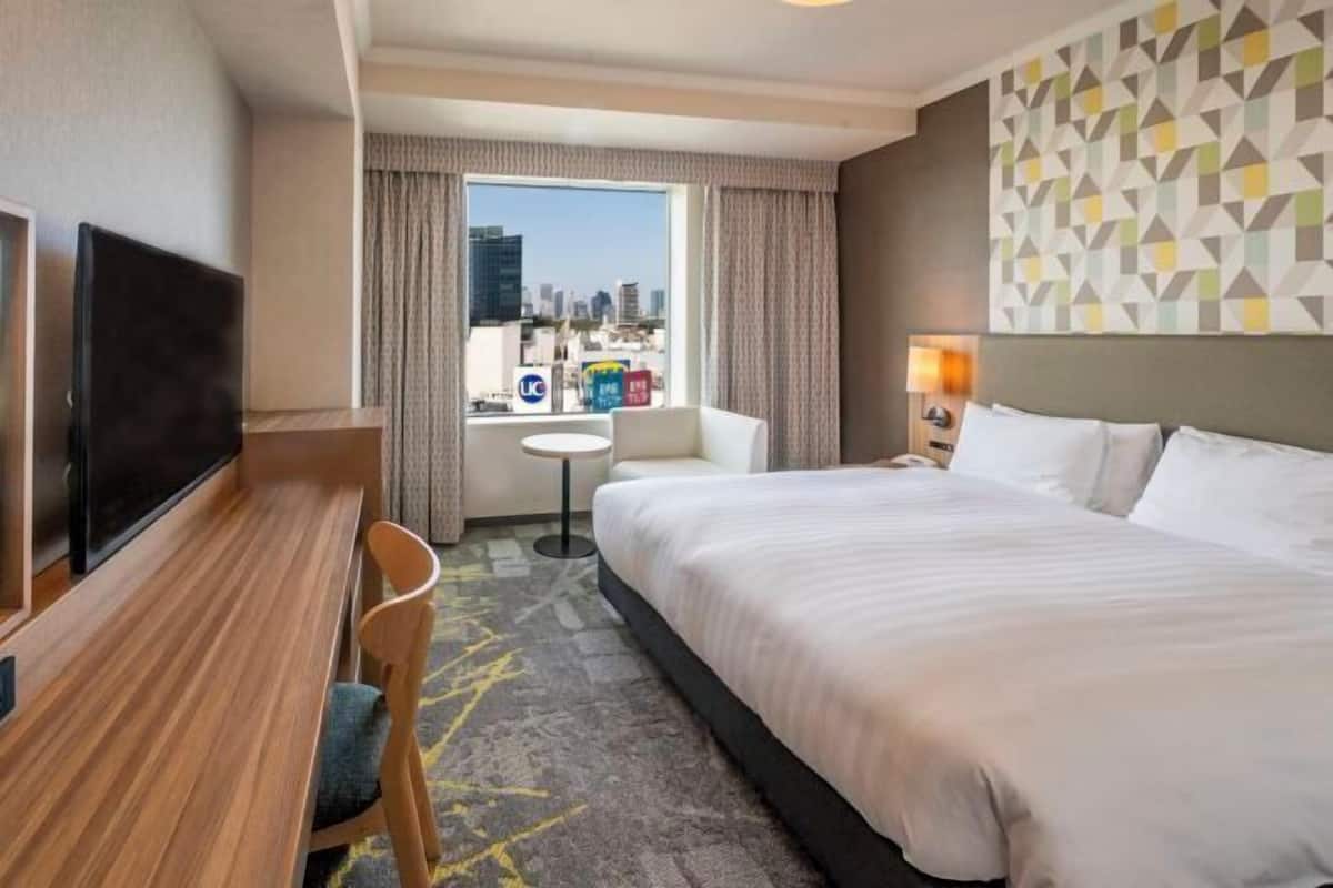 Premium bedding, in-room safe, blackout drapes, iron/ironing board