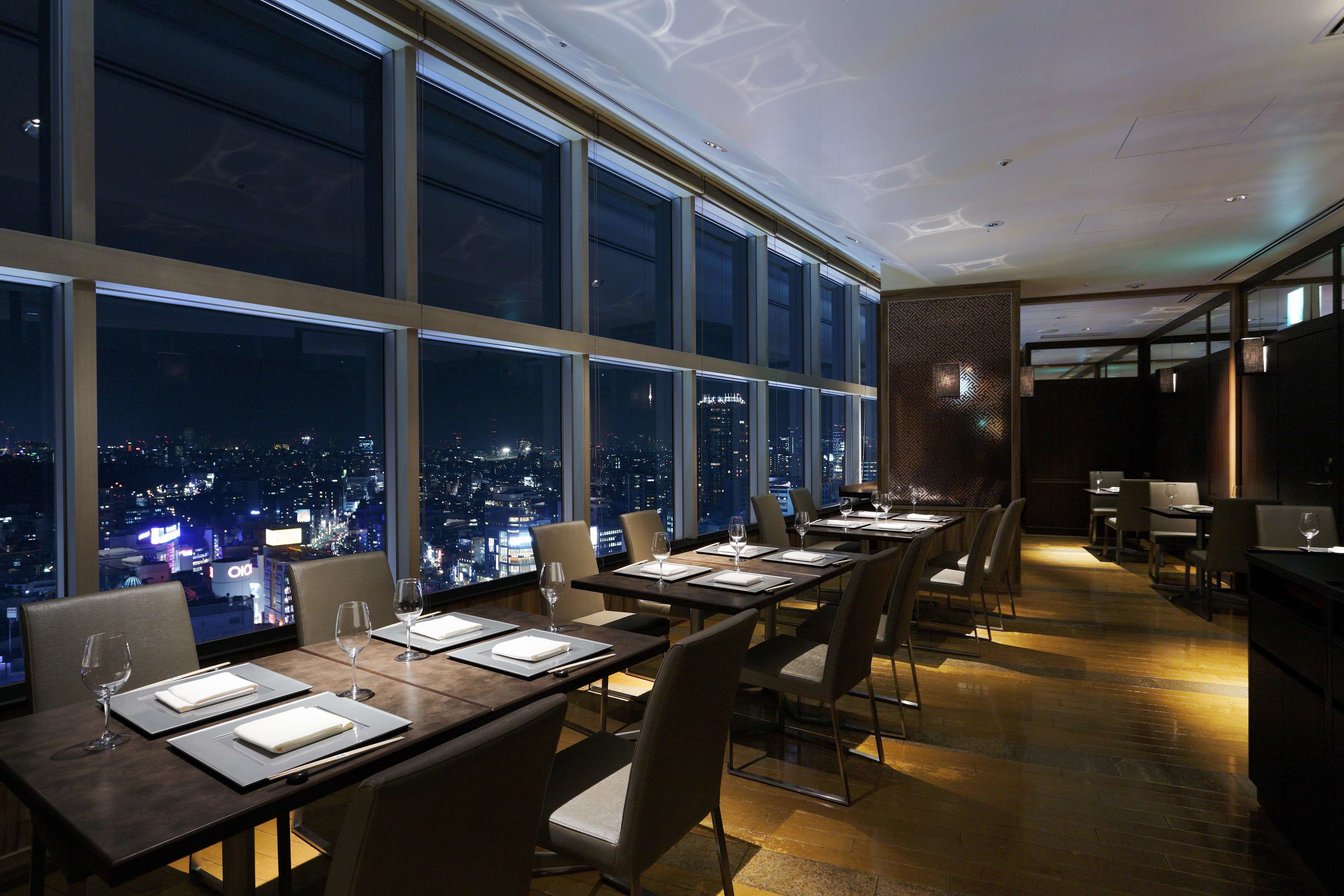 2 restaurants, breakfast served