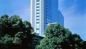 A tall, modern skyscraper with a grid-like facade and a prominent antenna on top. - Shibuya Excel Hotel Tokyu (Tokyo)