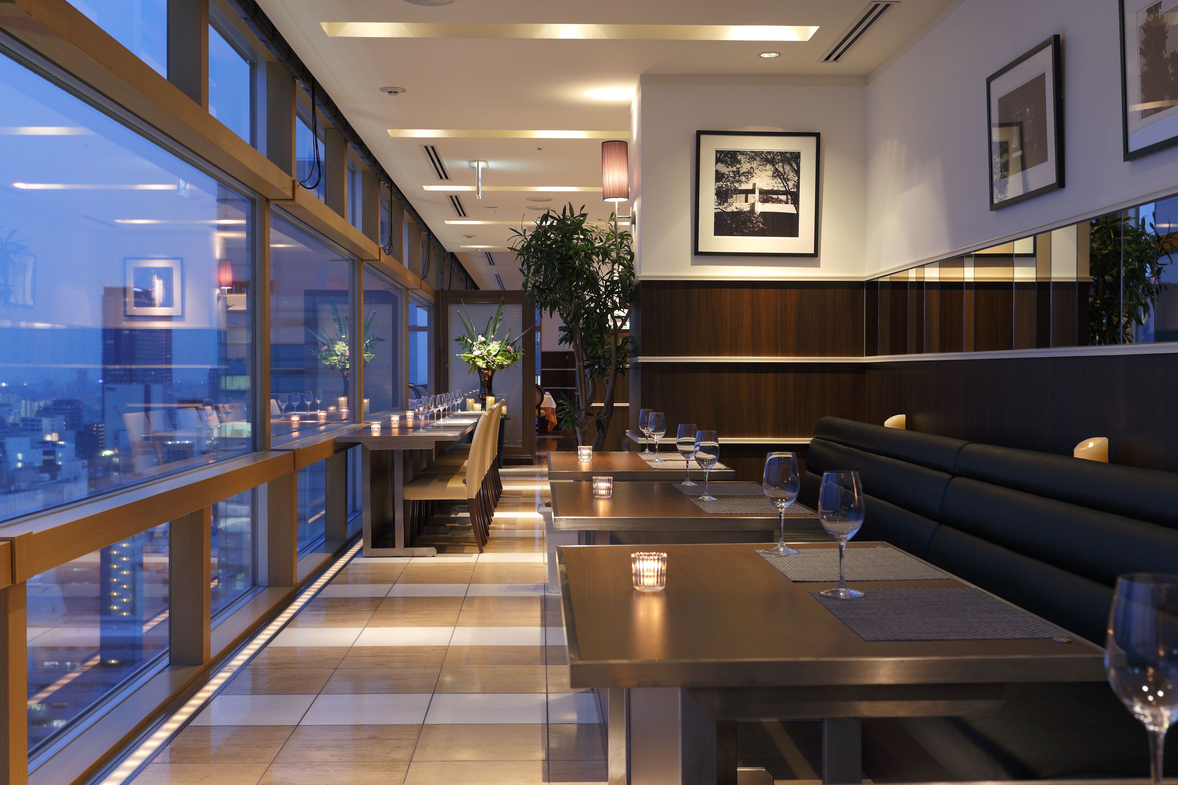 2 restaurants, breakfast served