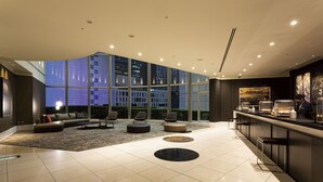 A spacious lobby with a large seating area, a bar, and large windows offering a city view. - Shibuya Excel Hotel Tokyu (Tokyo)