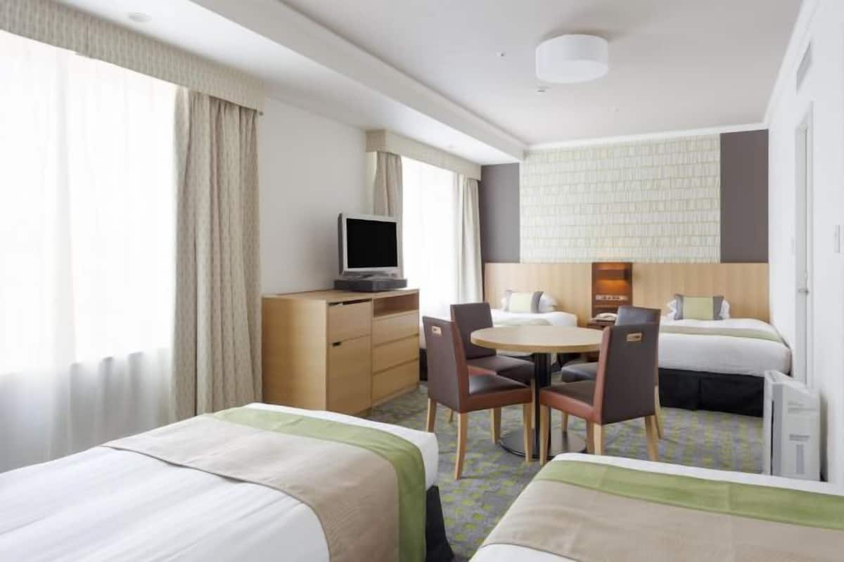 Premium bedding, in-room safe, blackout curtains, iron/ironing board