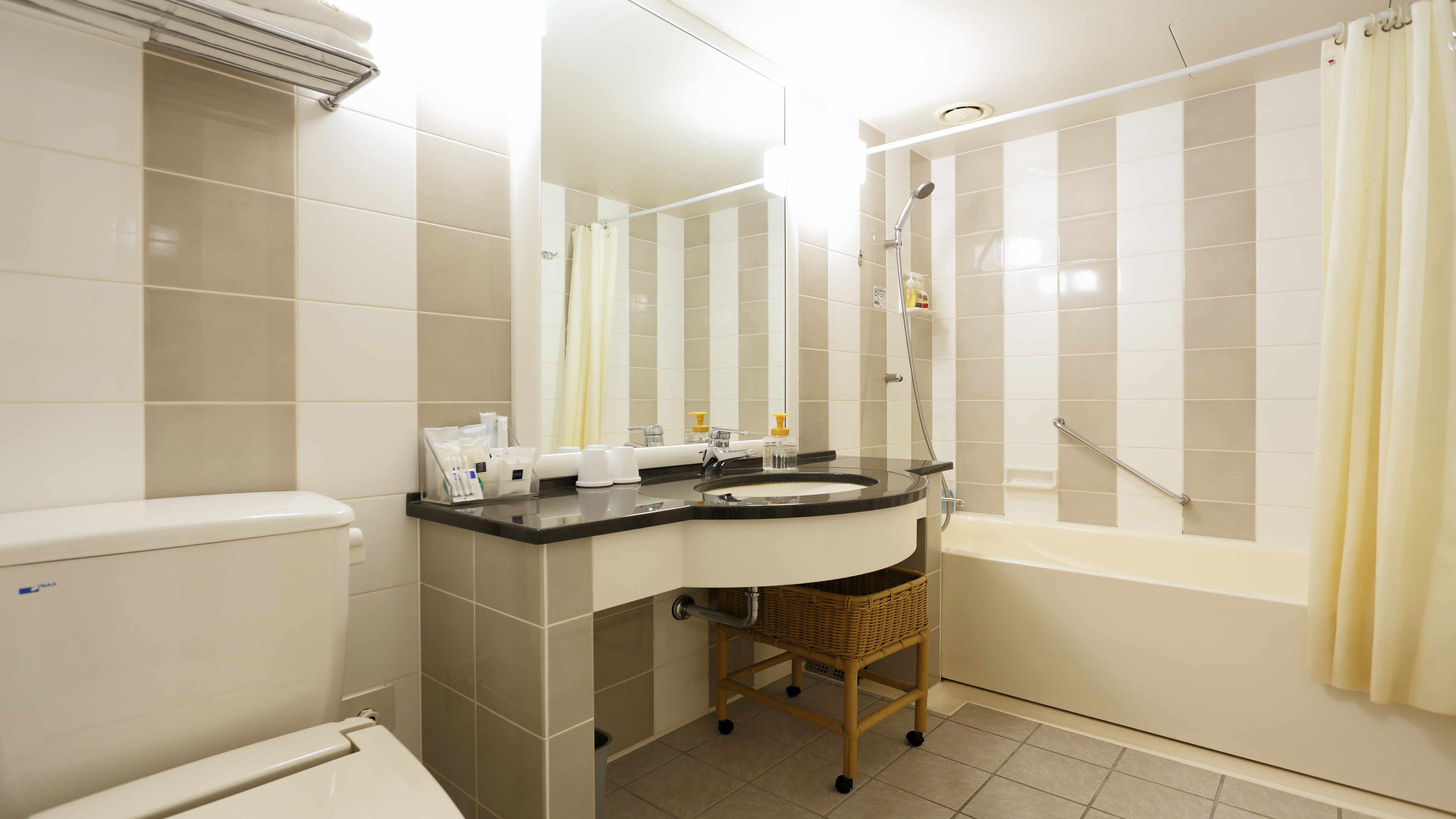 combined shower/bathtub, deep-soaking bathtub, free toiletries