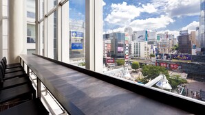 A modern hotel room with a large window overlooking a bustling cityscape. - Shibuya Excel Hotel Tokyu (Tokyo)