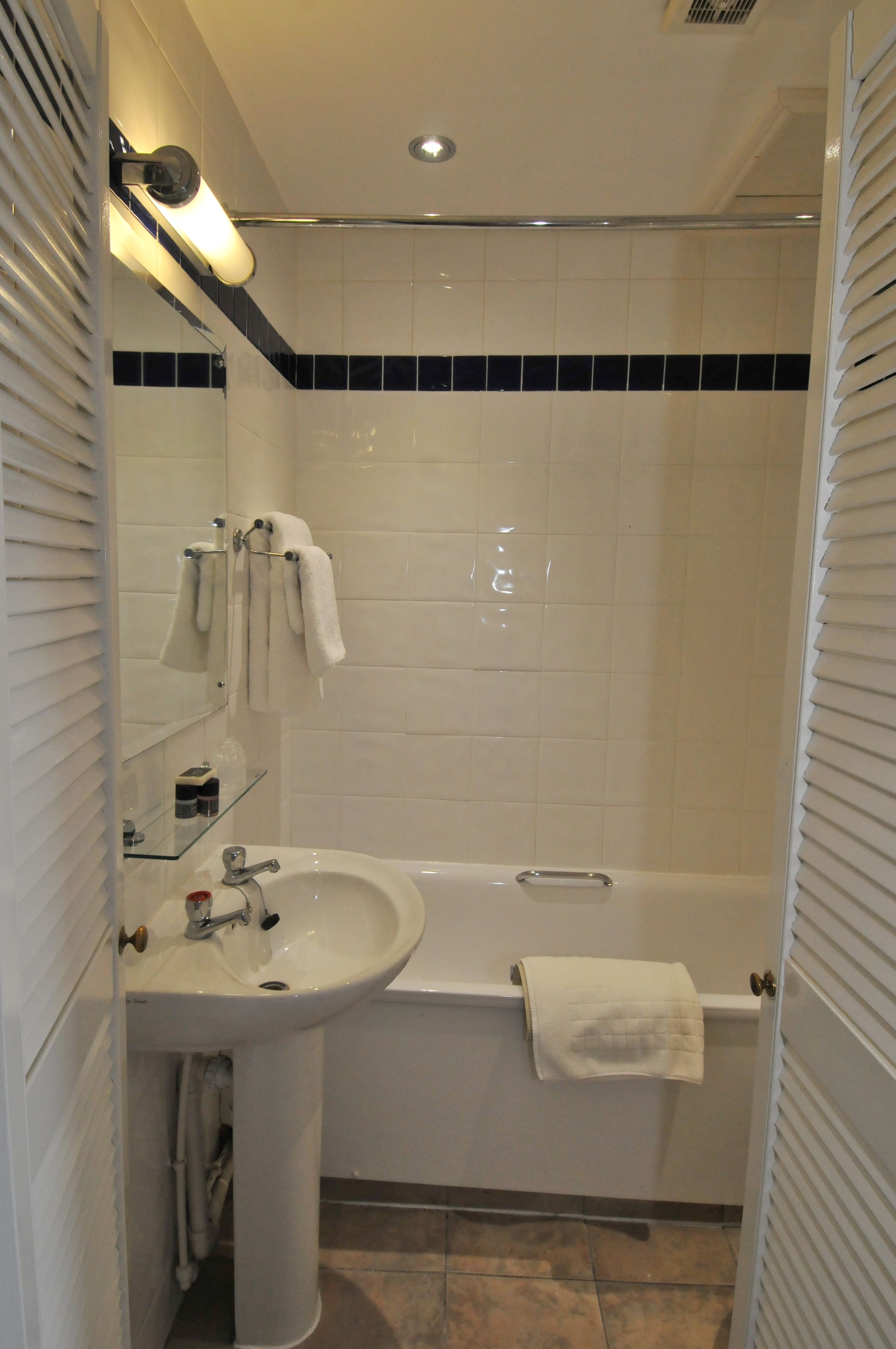 combined shower/bathtub, hair dryer, towels