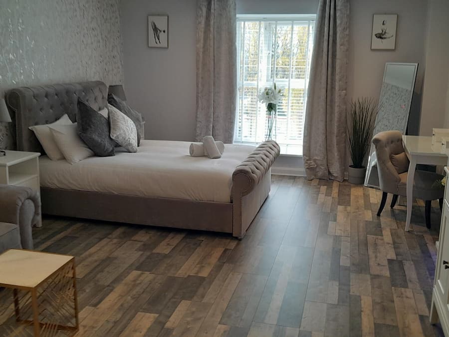 Deluxe tweepersoonskamer | Een bureau, een strijkplank/strijkijzer, gratis wifi, beddengoed