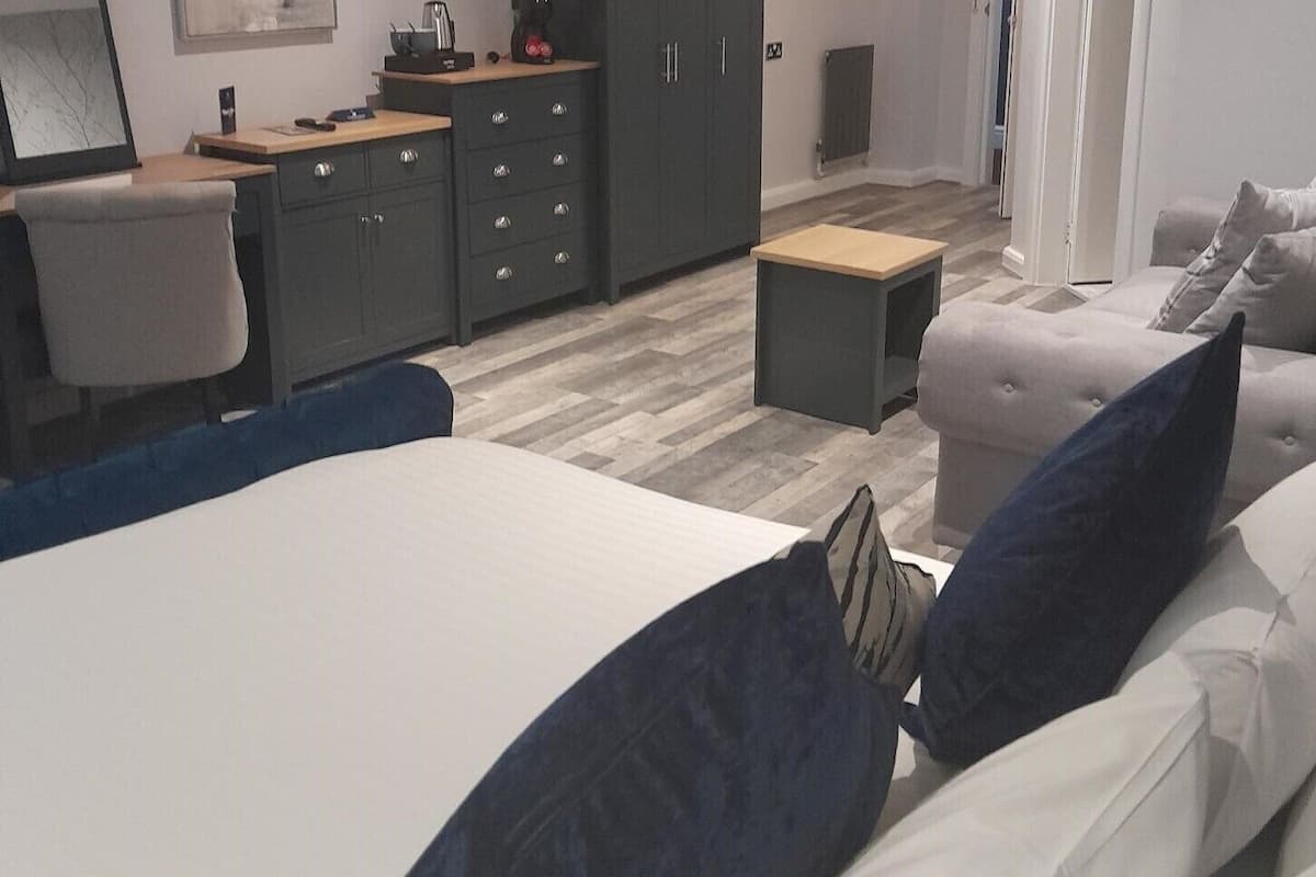 deluxe double room | desk, iron/ironing board, free wifi, bed sheets