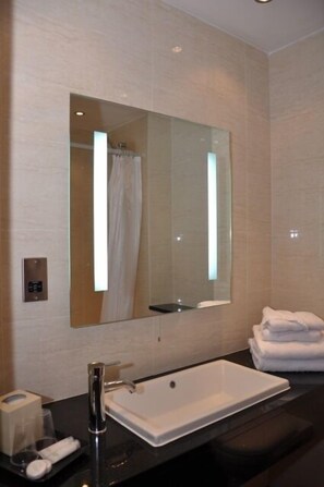 Feature Double or Twin Room | Bathroom