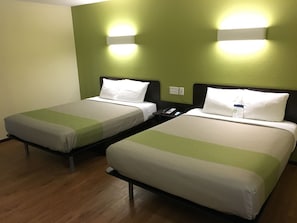 مساح ة عمل للكمبيوتر المحمول وواي فاي مجانًا وملاءات أسرّة