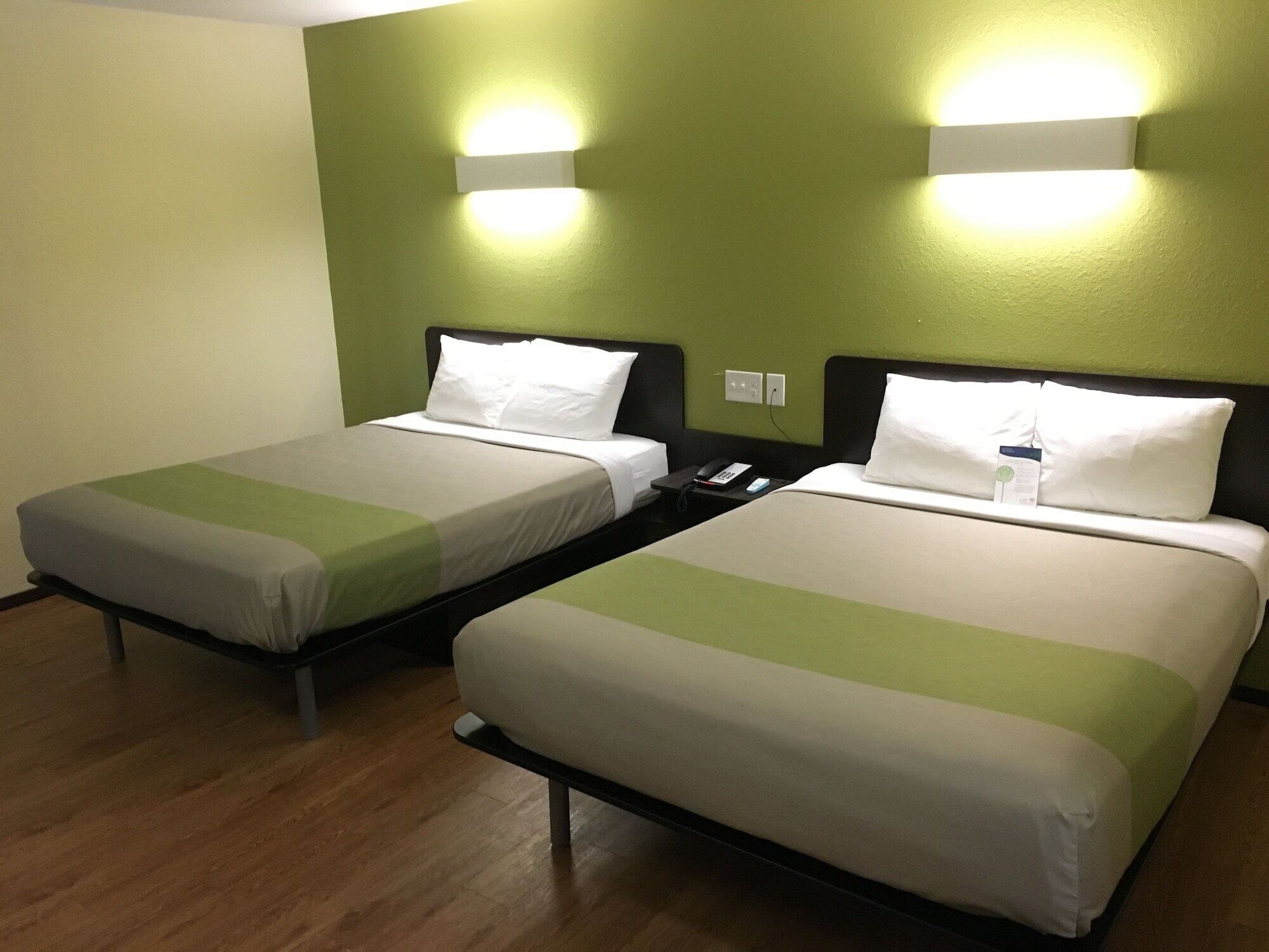 笔记本电脑工作区、免费 WiFi、床单