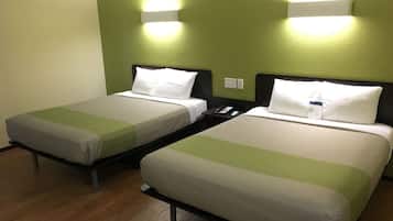 Espacio para trabajar con laptop, wifi gratis y ropa de cama