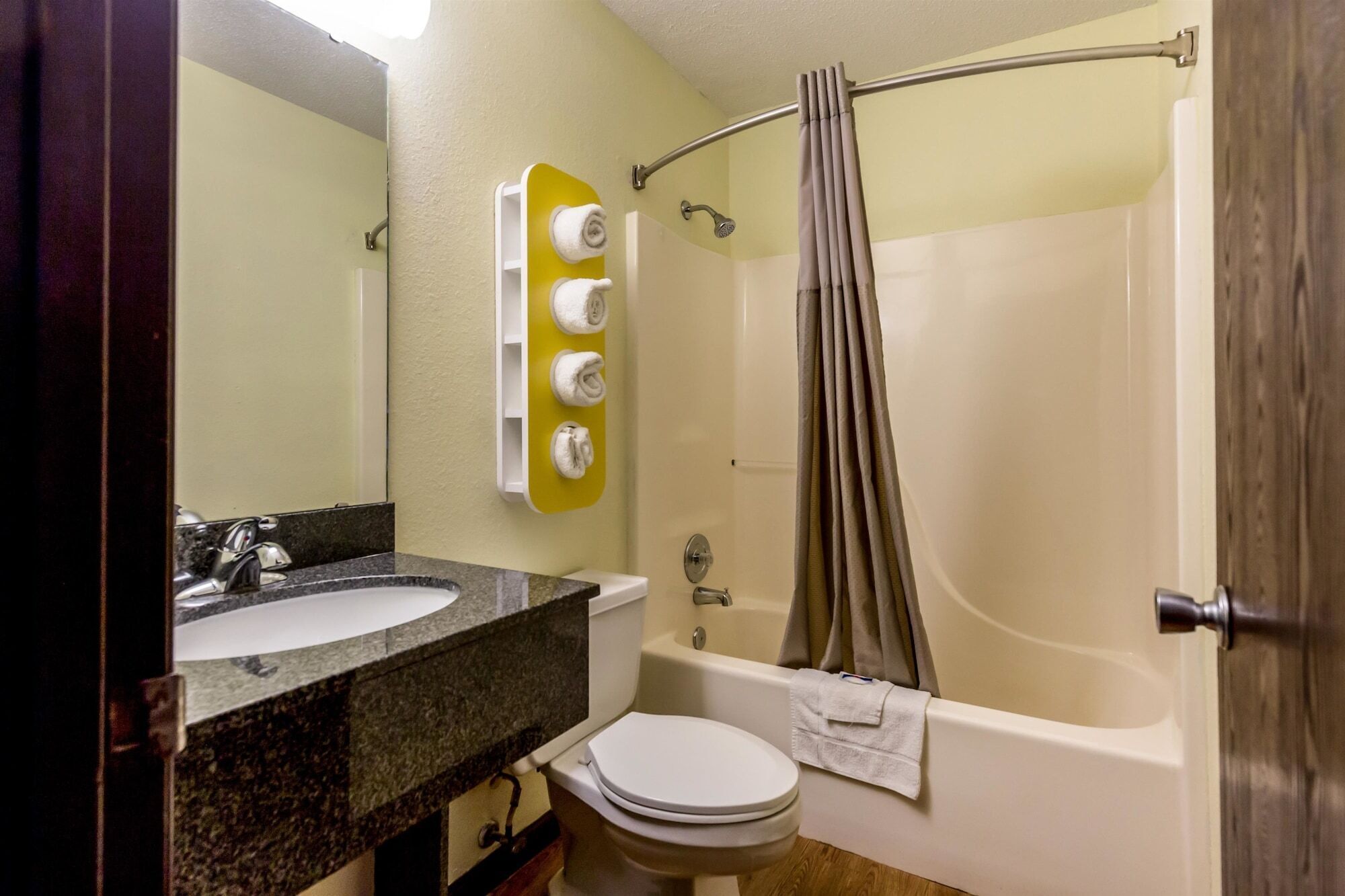 Ein Badezimmer mit Waschbecken, Toilette und Badewanne.
