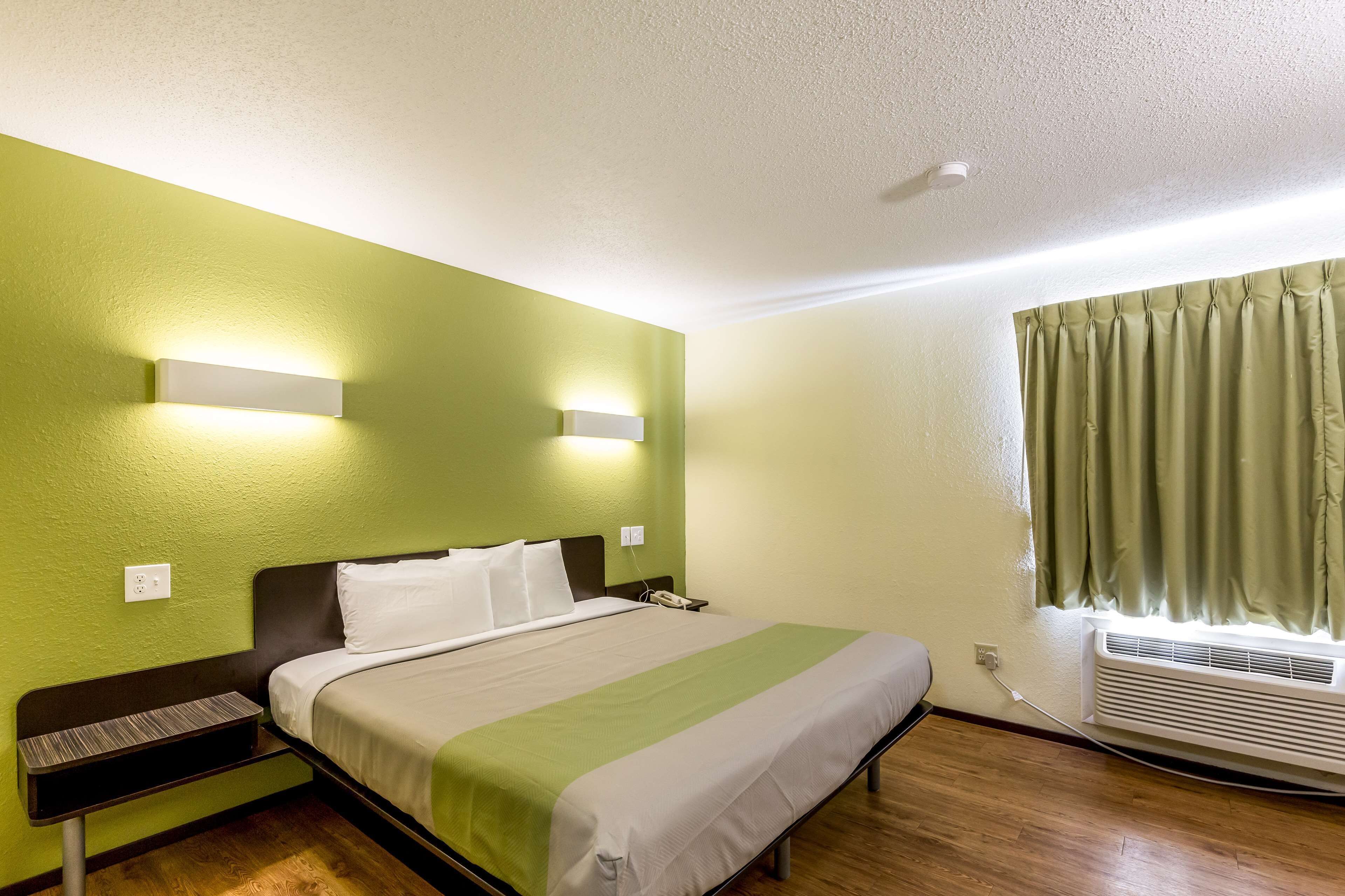 华丽客房, 1 张特大床, 无烟房, 冰箱和微波炉 | 笔记本电脑工作区、免费 WiFi、床单