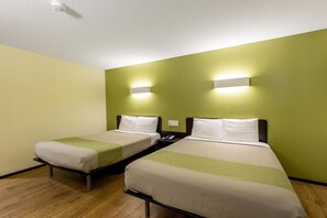 Habitació Deluxe, 2 llits de matrimoni, no fumadors, frigorífic i microones | Espai de treball apte per a portàtils, wifi gratuïta i roba de llit 
