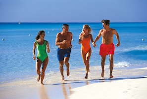 Plage, sable blanc, chaises longues, serviettes de plage