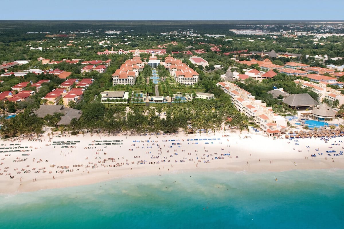 Plage | Plage, sable blanc, chaises longues, serviettes de plage