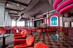 4 bares o lounges, bar en la alberca, bar junto a la alberca 