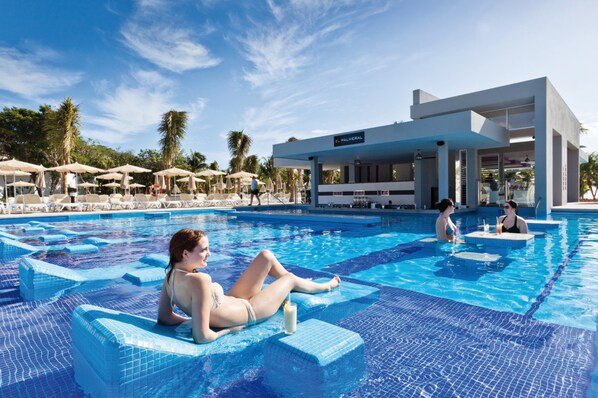 4 piscines extérieures, parasols de plage, chaises longues