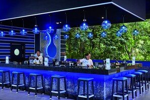 5 bars/lounges, een swim-up bar, een poolbar