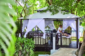 Couples treatment rooms, sauna, body treatments, beach massages