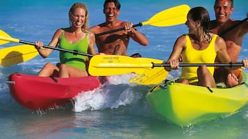 Un groupe de personnes pratiquant le kayak sur une plage.
