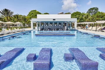 5 bars, bar en milieu de piscine, bar en bord de piscine