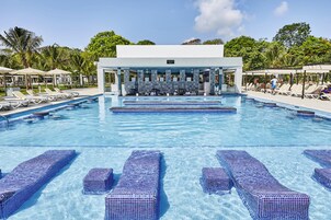 5 bares/lounges, bar molhado, bar ao lado da piscina