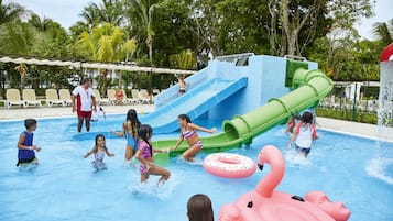 4 albercas al aire libre, sombrillas en la alberca y camastros