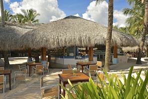 Bar accanto alla piscina