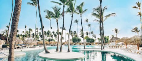 3 piscines extérieures, parasols de plage, chaises longues