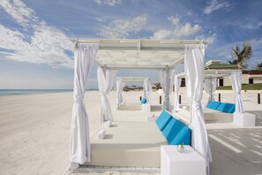 Plage privée, parasols, plongée sous-marine, planche à voile