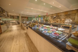 8 ristoranti, aperti a colazione, a pranzo e a cena, cucina americana