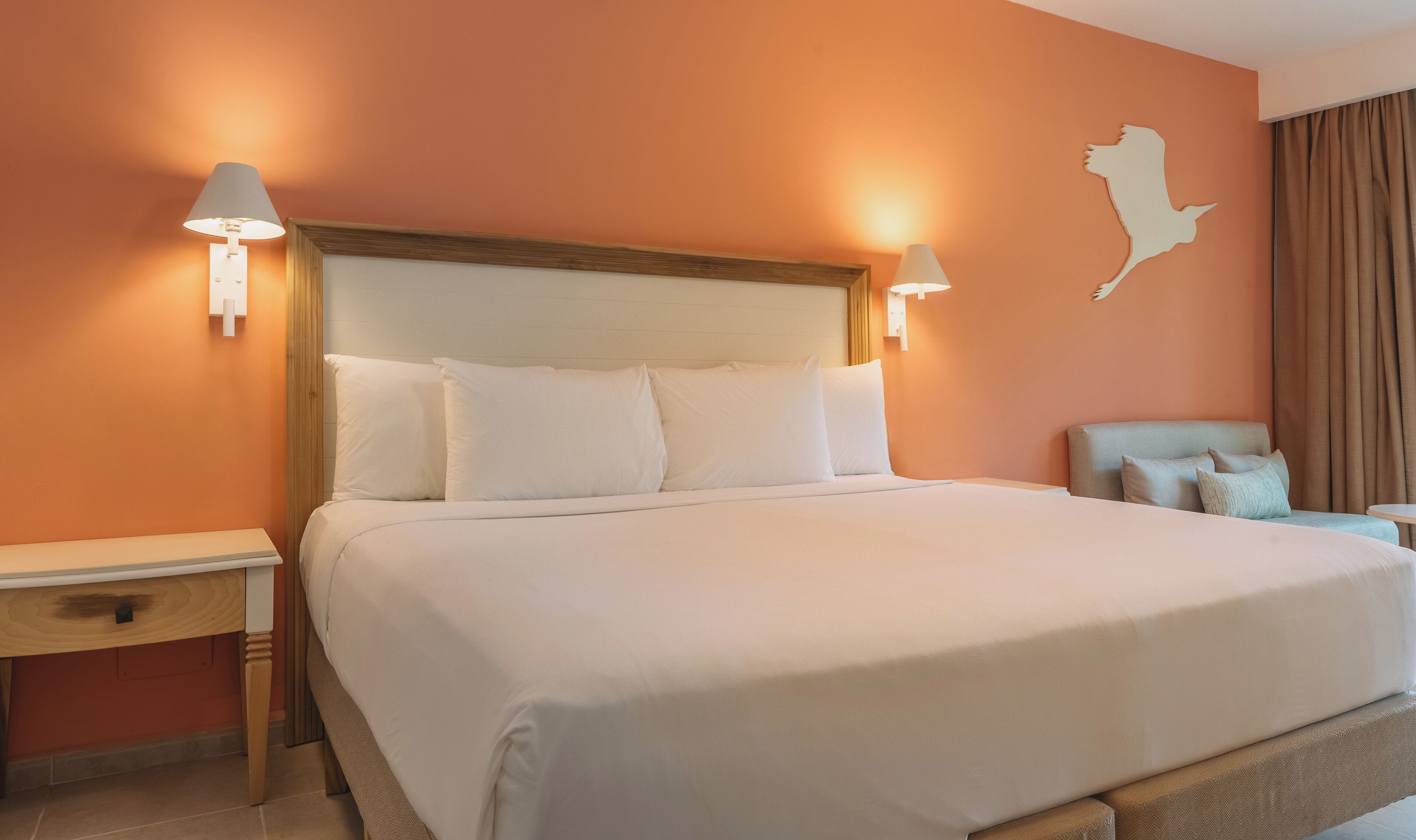 Minibar, coffre-fort, bureau, fer et planche à repasser