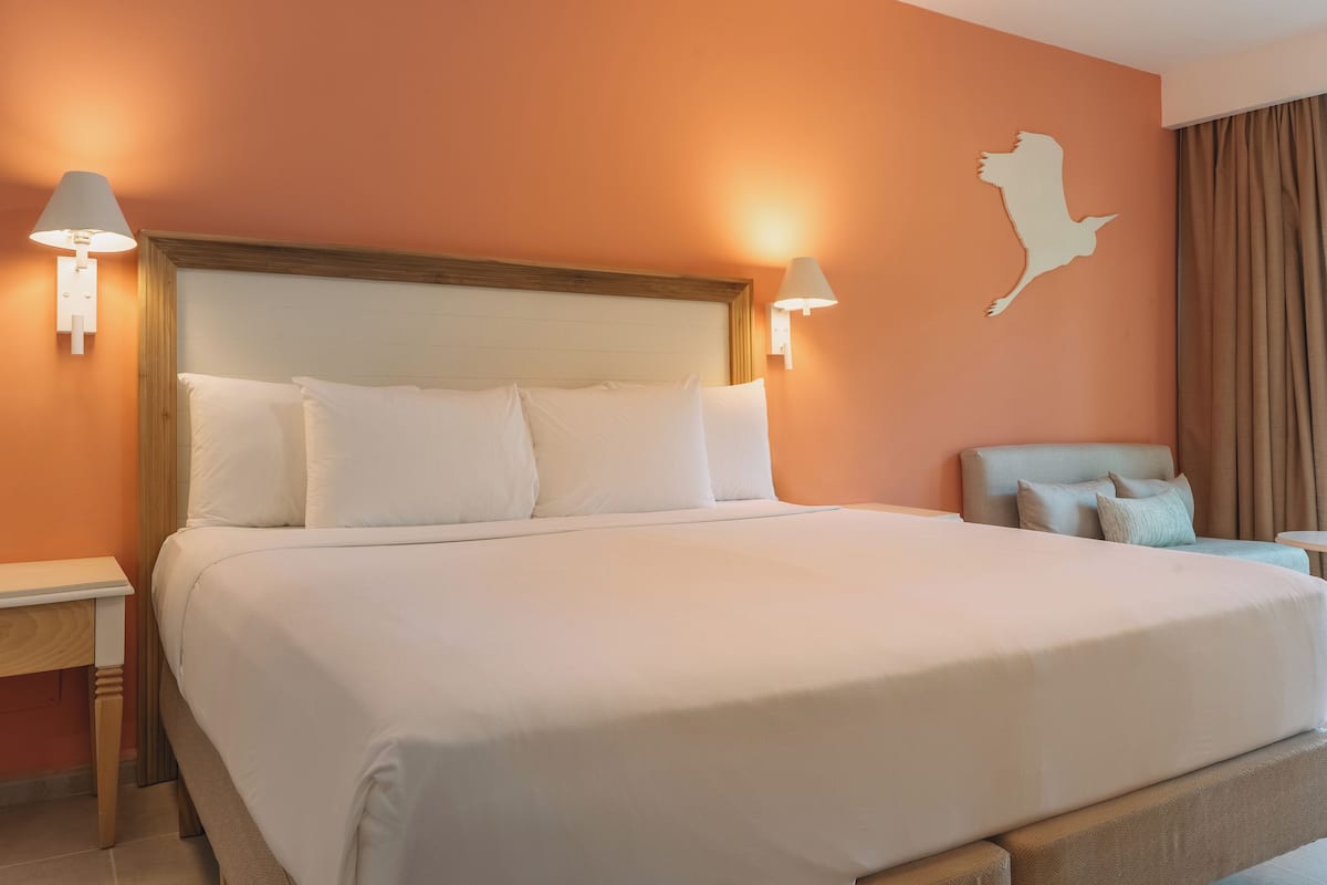 Minibar, coffre-fort, bureau, fer et planche Ă repasser