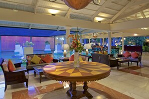 8 bares, bar junto a la piscina