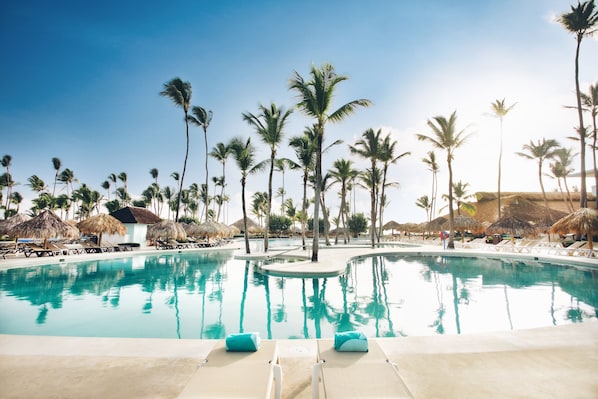 3 piscines extérieures, parasols de plage